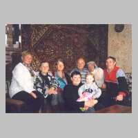 110-1014 Die Familie mit ihren deutschen Gaesten vor dem Wandteppich.jpg